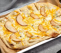 Пицца 4 сыра с мёдом и грушей