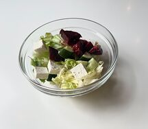 Салат с печеной свеклой и брынзой