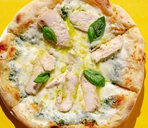 Римская пицца с песто и курицей