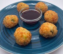 Сырные шарики с соусом