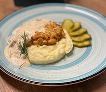 Рубленая котлета с пюре и грибным соусом