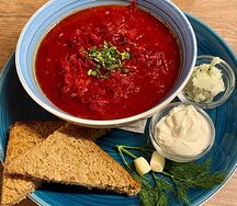 Борщ с чесноком, хреном и хрустящим хлебом