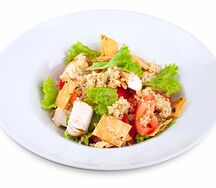 Салат Киноа по-гречески с курицей