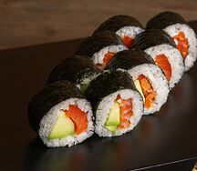 Ролл с копчёным лососем