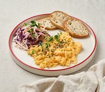 Скрэмбл с зерновым багетом и коул слоу