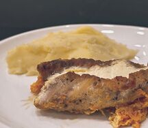 Запеченный окунь с овощами