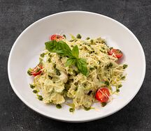 Паста с курицей и соусом песто