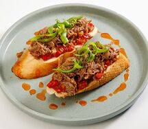 Брускетта с томленой говядиной