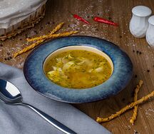 Куриный бульон с яйцом и домашней лапшой