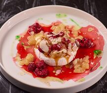 Запеченный камамбер с малиной и грушей конфи 