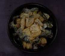 Салат Цезарь с куриным бедром