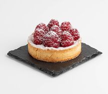 Тарталетка с кремом заварным и малиной