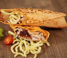 Шаверма в сырном лаваше с чипсами