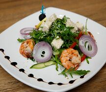 Салат с рукколой и креветками