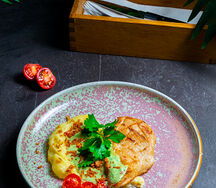 Куриная грудка с картофельным пюре и соусом песто