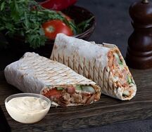 Шаурма с курицей и соусом Цезарь