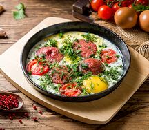 Яичница с домашними кобасками