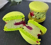 Макарон фисташка-малина