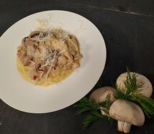 Паста с курицей и грибами