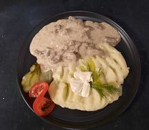 Бефстроганов с гарниром