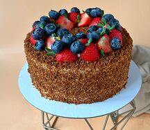 Карамельный медовик с ягодами