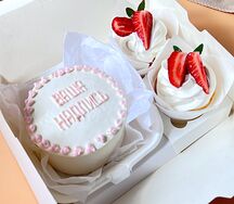 Подарочный набор из бенто-торта и 2 ванильных капкейков