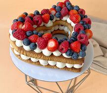 Торт открытый медовик с ягодами сердце Маме