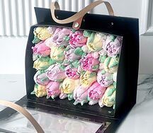 Зефирные цветы в черной сумке учителю на 1 сентября 