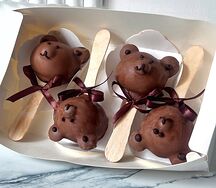Шоколадные кейкпопсы в виде мишек
