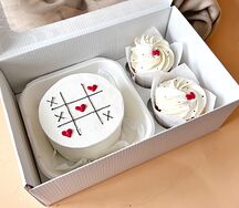 Набор бенто-торт карамельный медовик и ванильные капкейки Побеждает любовь