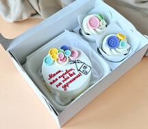 Подарочный набор маме бенто торт и 2 ванильных капкейка Мама как пуговка