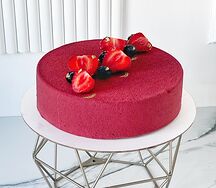 Торт три шоколада с клубникой