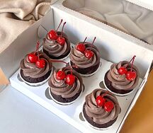Шоколадные капкейки с шоколадным кремом и вишневой начинкой