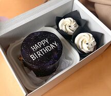 Набор черный Бенто-торт и ванильные капкейки Happy Birthday