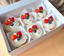 Ванильные капкейки с малиновой начинкой и ягодами