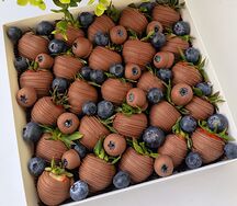 Клубника в молочном шоколаде с голубикой