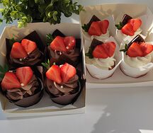 Ванильные и шоколадные капкейки с клубникой