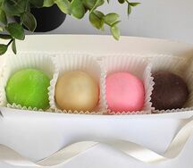 Японское пирожное Моти ассорти ( клубника, манго- маракуйя, малина- фисташка, карамель)