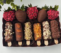 Клубника и бананы в молочном шоколаде
