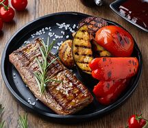 Стейк из говядины с овощами гриль