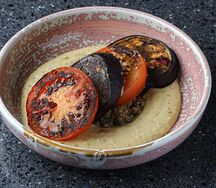 Хумус с печеным баклажаном и томатом