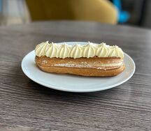 Эклер с заварным кремом