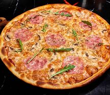 Пицца с ветчиной и грибами