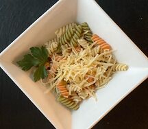 Цветные макарошки с маслом и сыром