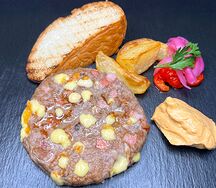 Гурманская плескавица на тарелке