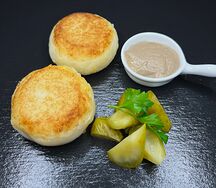 Картофельные блинчики с мясом и грибным соусом