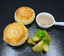 Картофельные блинчики с мясом и грибным соусом