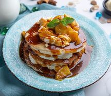 Панкейки с греческим йогуртом, карамелизированными яблоками и корицей