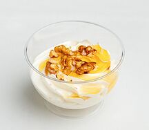 Греческий йогурт с медом и орехами