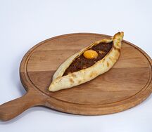 Пиде с говяжьим фаршем и яйцом